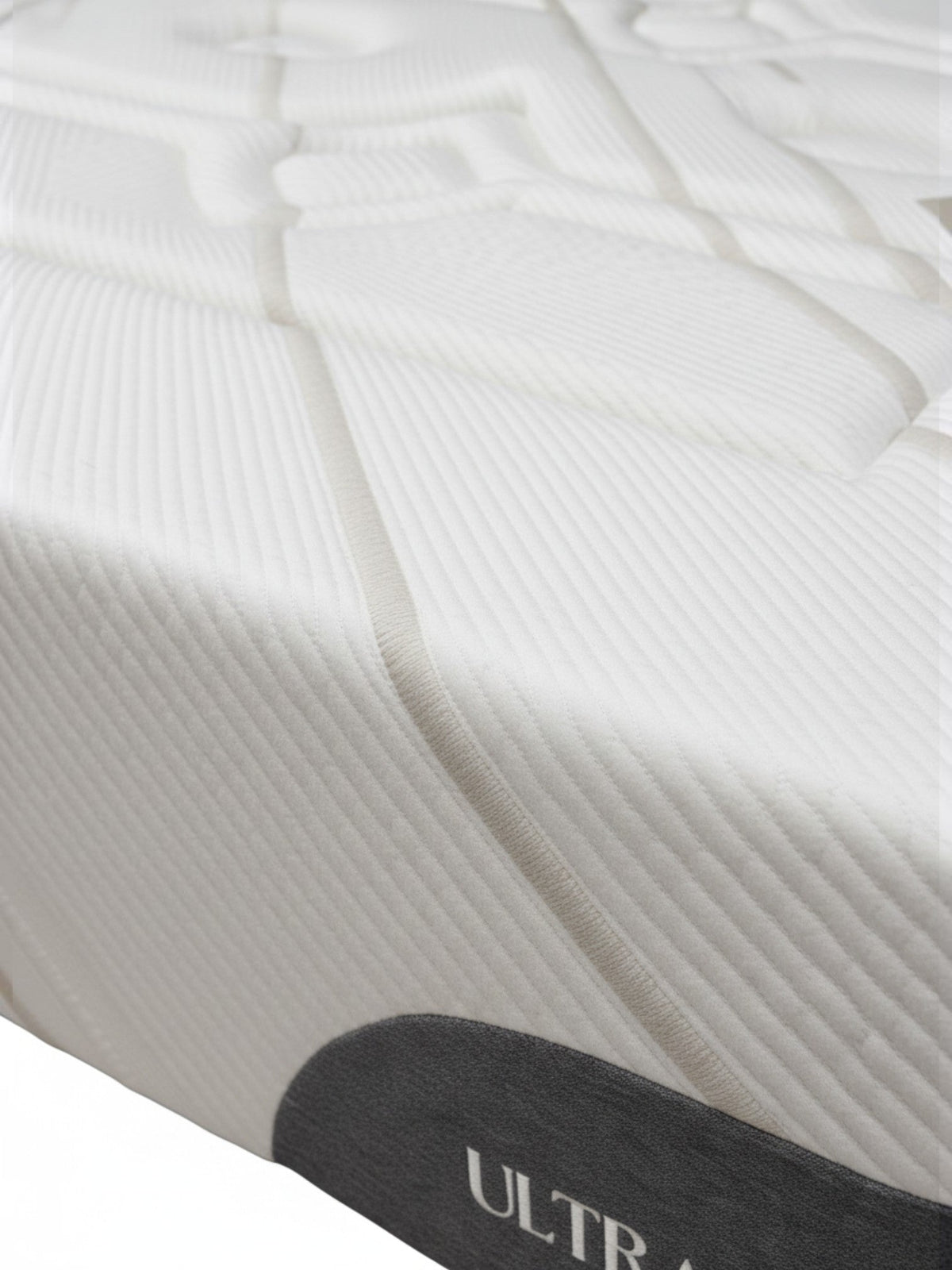 Matelas TOCO Meubles Ultra Medium avec tissu rafraîchissant blanc et détails gris, vue rapprochée du coin.