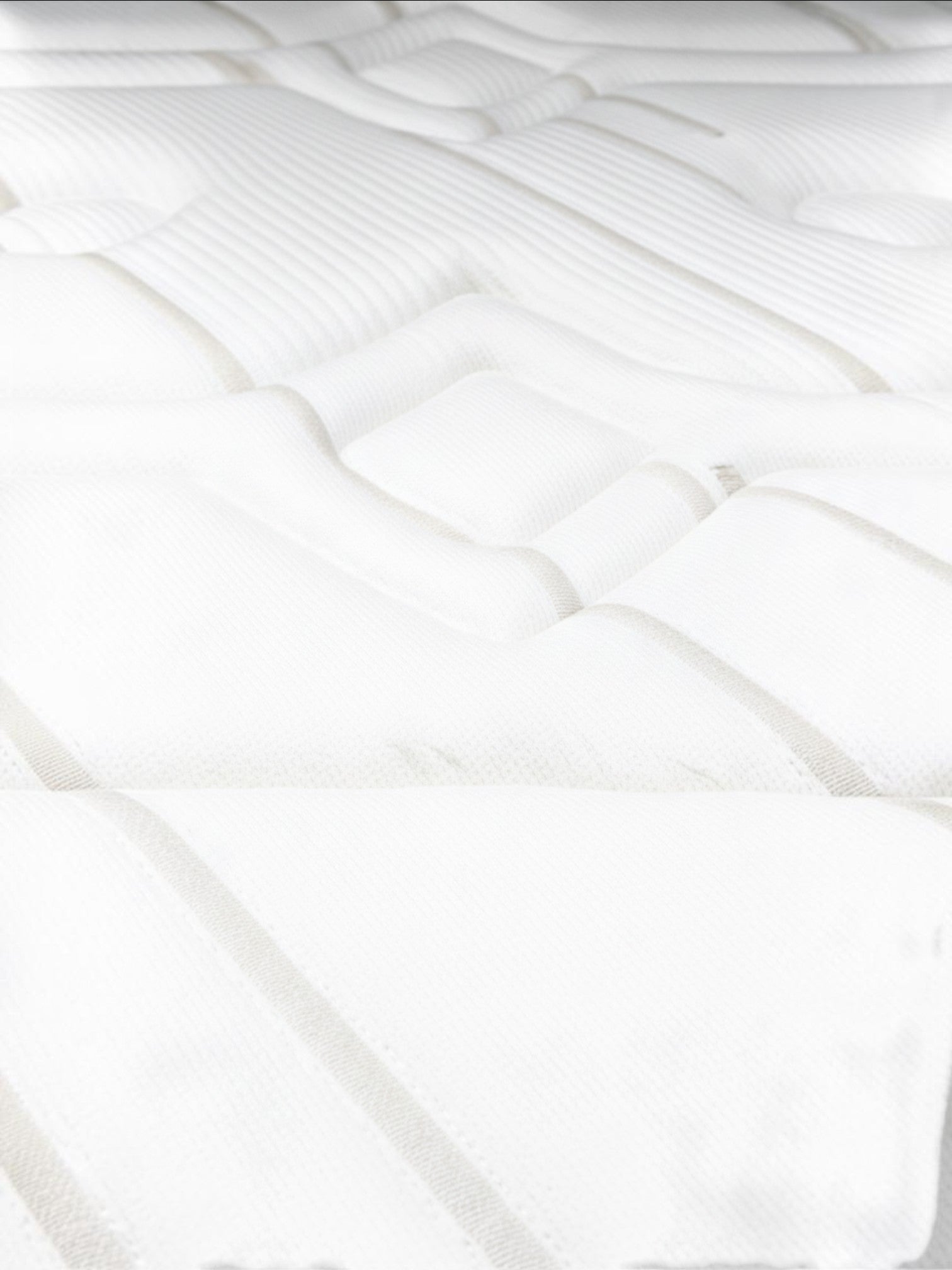 Gros plan sur le tissu rafraîchissant blanc et beige du matelas Ultra Medium de TOCO Meubles avec coutures matelassées