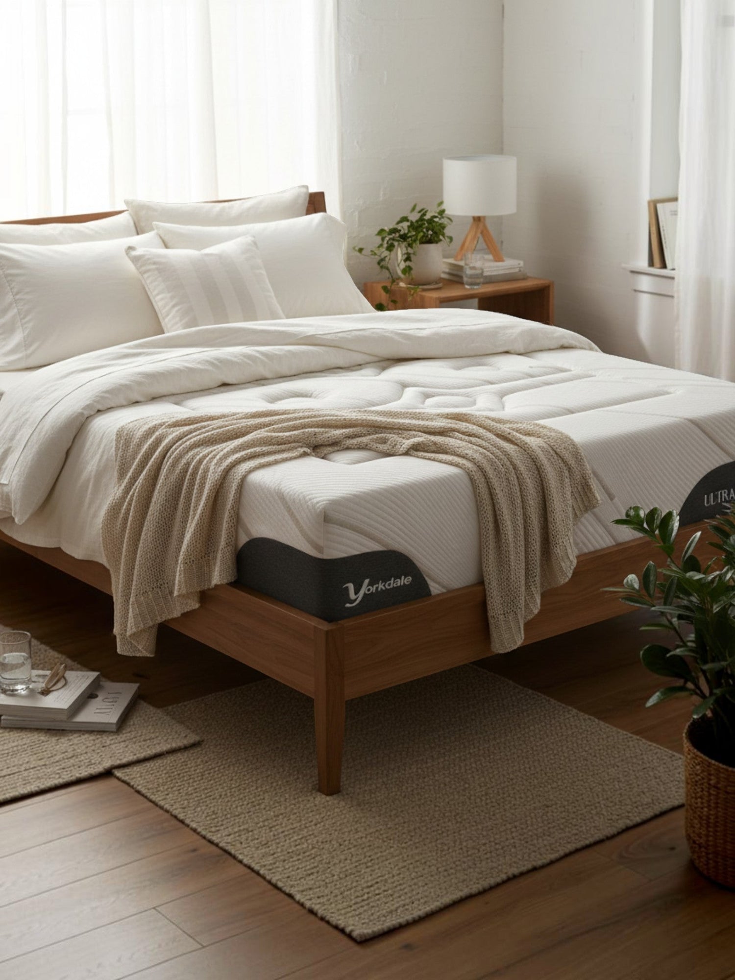 Matelas Ultra Medium TOCO Meubles très grand avec gel rafraîchissant et mousse bio dans une chambre lumineuse