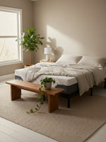 Matelas TOCO Meubles Ultra Medium avec gel rafraîchissant et mousse bio dans une chambre moderne et lumineuse