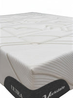 Matelas Ultra Medium TOCO Meubles avec tissu rafraîchissant blanc et détails gris, vue en gros plan du coin supérieur