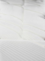 Gros plan sur le matelas TOCO Meubles Ultra Plush, tissu blanc matelassé rafraîchissant avec texture rayée douce.