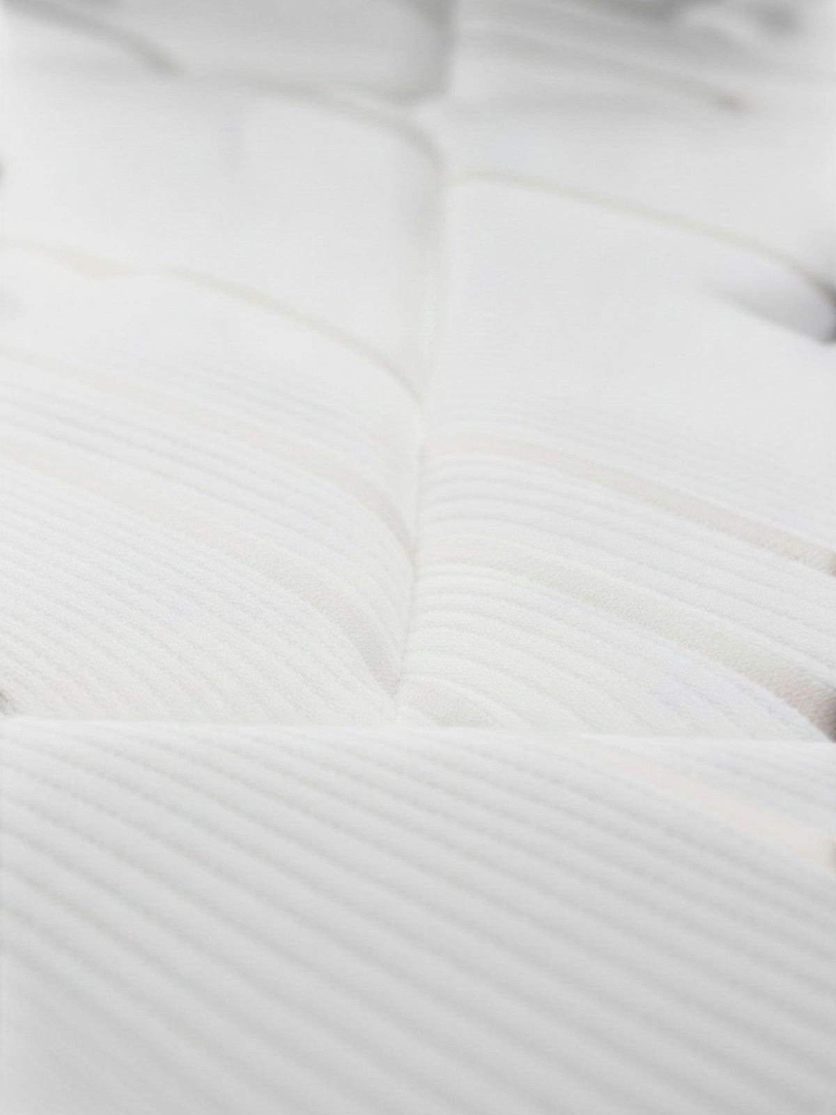 Gros plan sur le matelas TOCO Meubles Ultra Plush, tissu blanc matelassé rafraîchissant avec texture rayée douce.