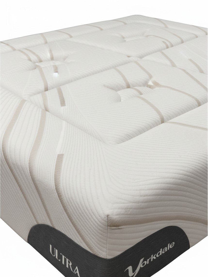Matelas Ultra Plush de TOCO Meubles avec tissu blanc matelassé, détails beiges et bordure grise texturée