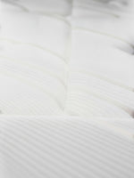 Gros plan sur le matelas TOCO Meubles Ultra Plush, tissu blanc matelassé rafraîchissant avec texture rayée douce.