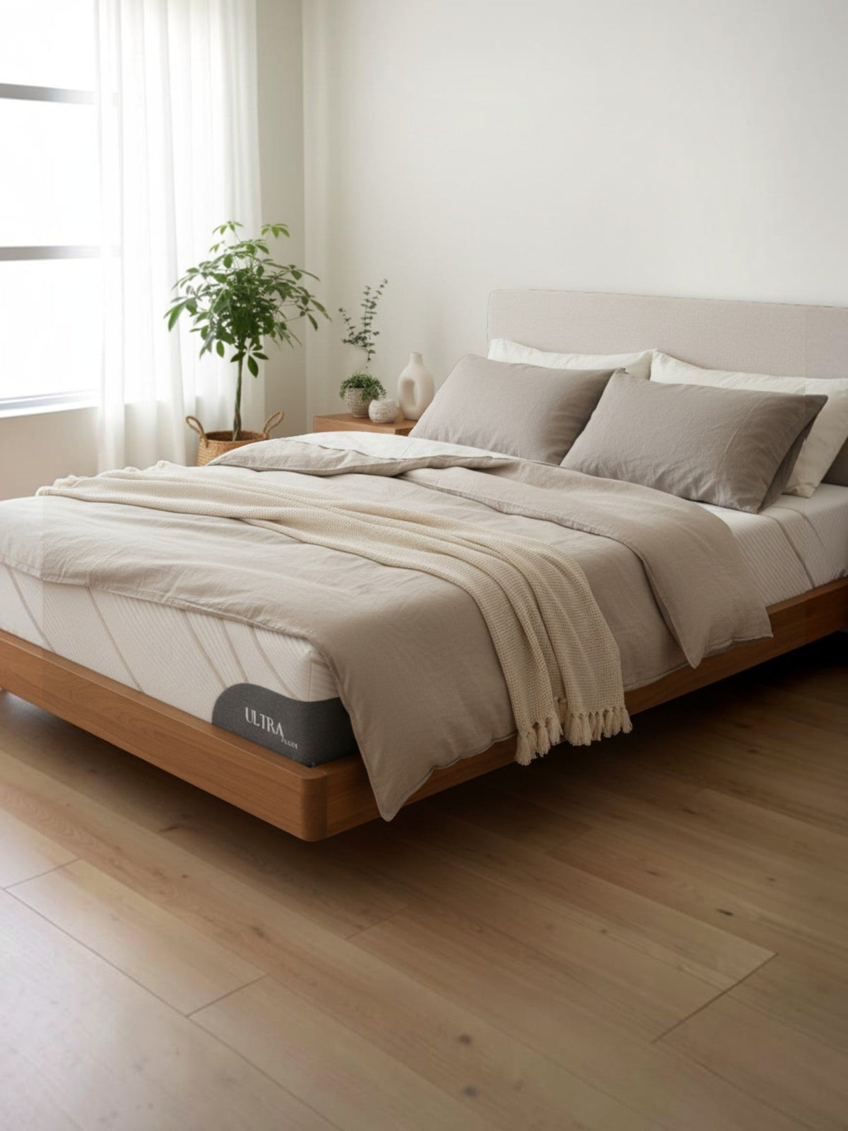 Matelas Ultra Plush TOCO Meubles avec mousse gel rafraîchissante sur un lit en bois dans une chambre lumineuse