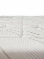 Gros plan sur la surface matelassée et le tissu rafraîchissant du matelas Ultra Plush de TOCO Meubles.