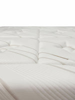 Gros plan sur la surface matelassée et le tissu rafraîchissant du matelas Ultra Plush de TOCO Meubles.
