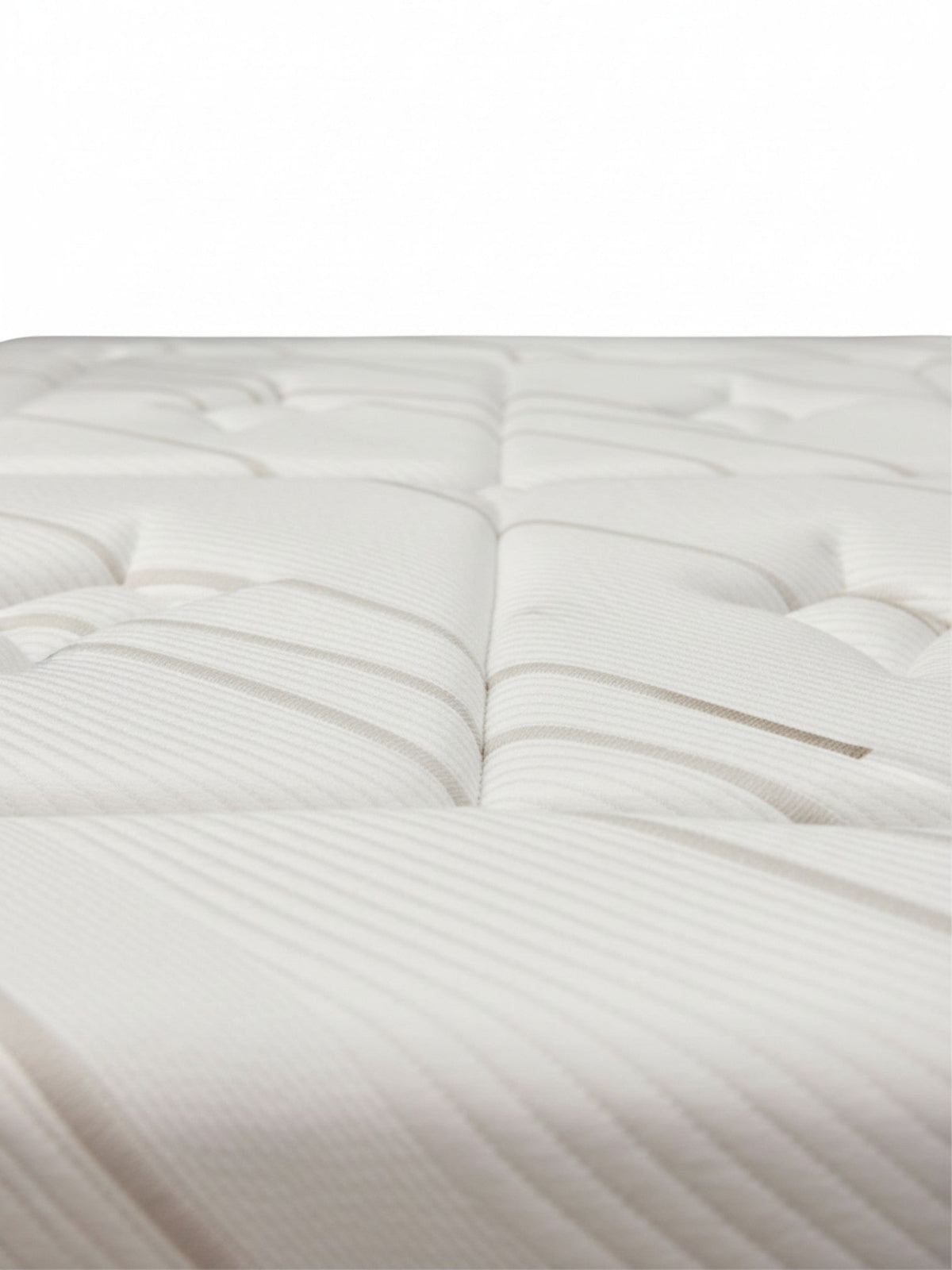 Gros plan sur la surface matelassée et le tissu rafraîchissant du matelas Ultra Plush de TOCO Meubles.