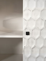 Meuble d'appoint TOCO Meubles Savannah avec portes à motif hexagonal blanc texturé et poignée carrée noire
