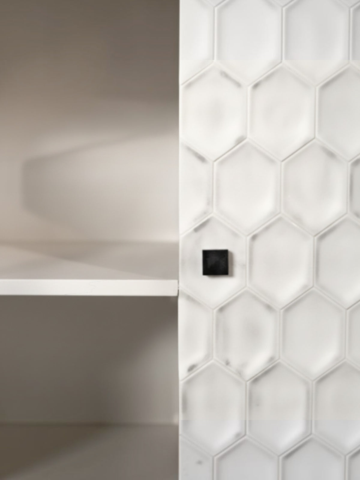 Meuble d'appoint TOCO Meubles Savannah avec portes à motif hexagonal blanc texturé et poignée carrée noire