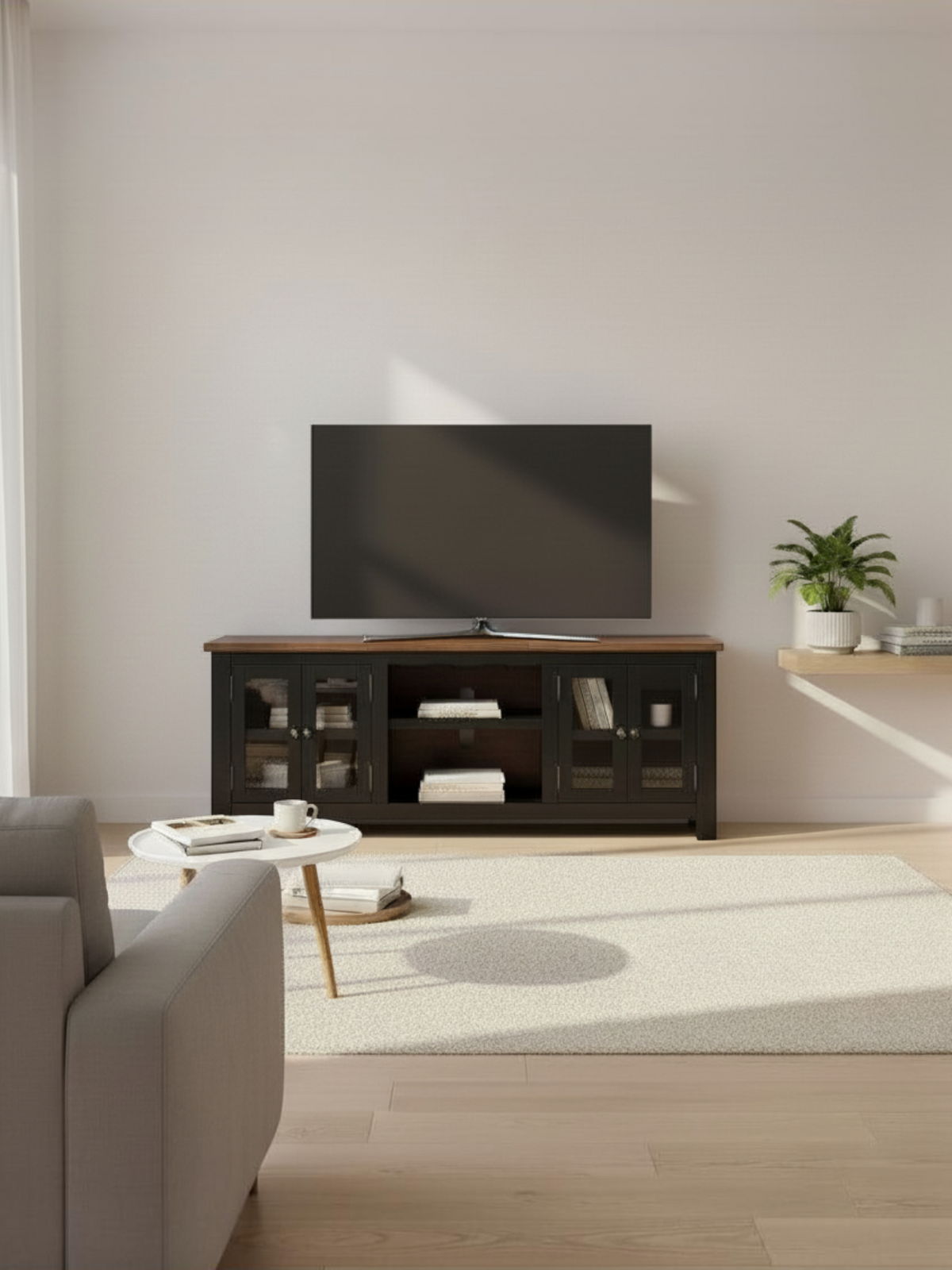 Meuble télé TOCO Meubles Belmont 76 pouces noir et brun avec portes vitrées dans un salon moderne et lumineux