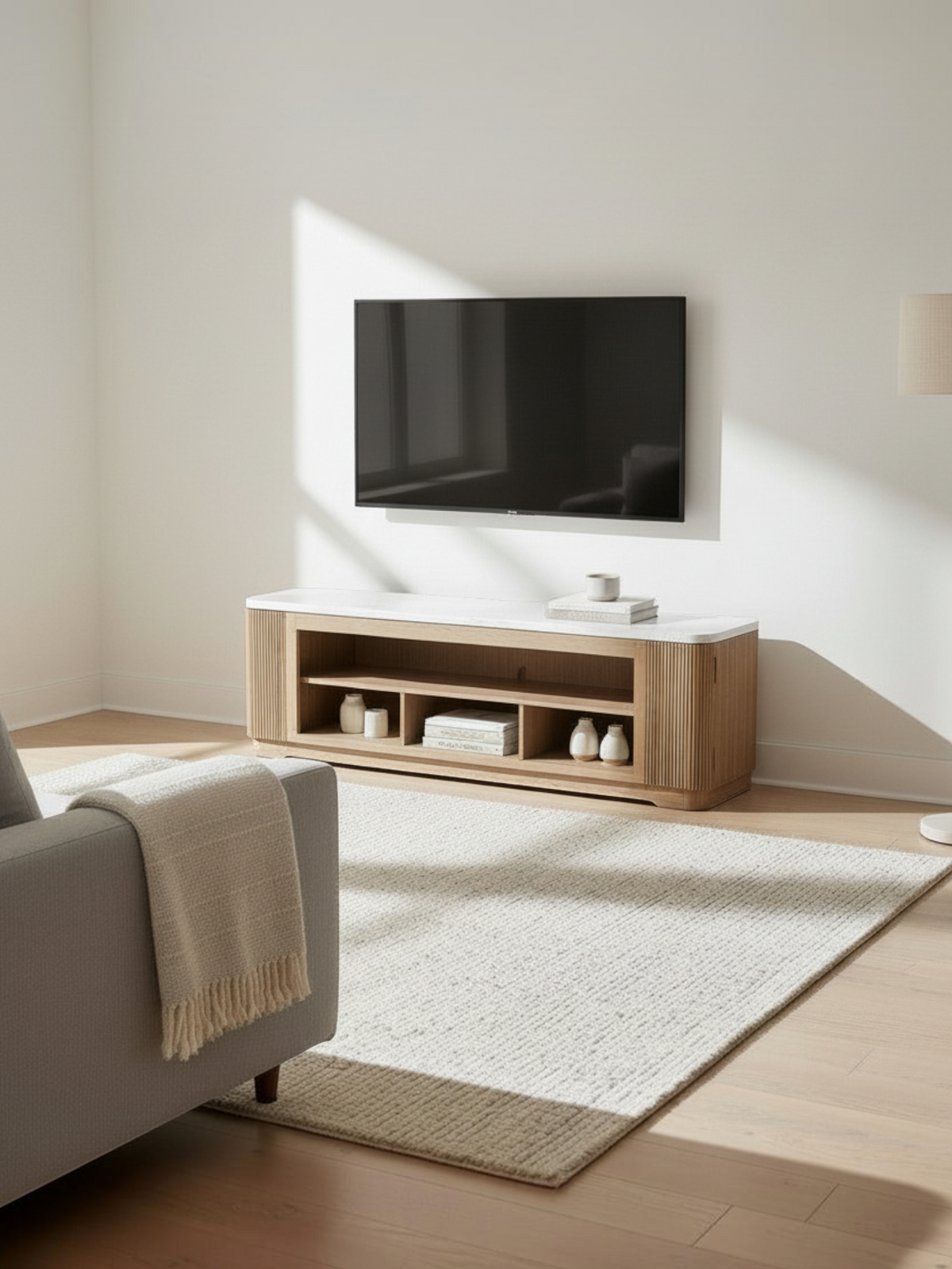 Meuble télé TOCO Meubles Milan 80 pouces en bois clair avec plateau blanc et détails cannelés dans un salon moderne