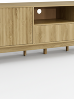 Meuble télé Olivia TOCO Meubles en bois clair avec portes striées et niche de rangement ouverte
