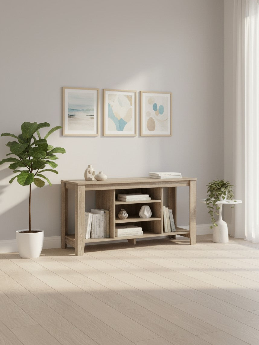 Meuble télé Belvo 48 pouces TOCO Meubles en bois clair avec étagères ouvertes dans un salon moderne et lumineux