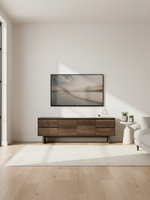 Meuble télé Laurent en bois foncé par TOCO Meubles dans un salon minimaliste avec tapis clair et télévision murale