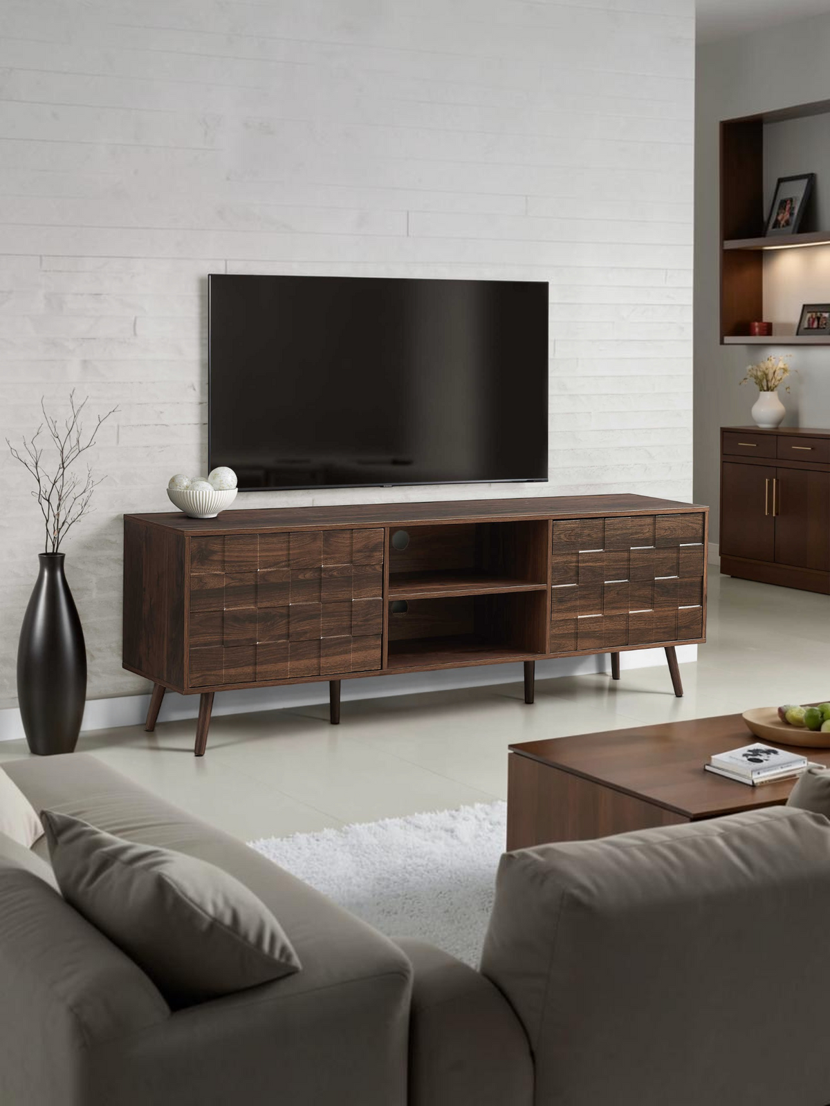 Meuble télé Véra de TOCO Meubles en bois foncé avec portes texturées et étagères ouvertes dans un salon moderne