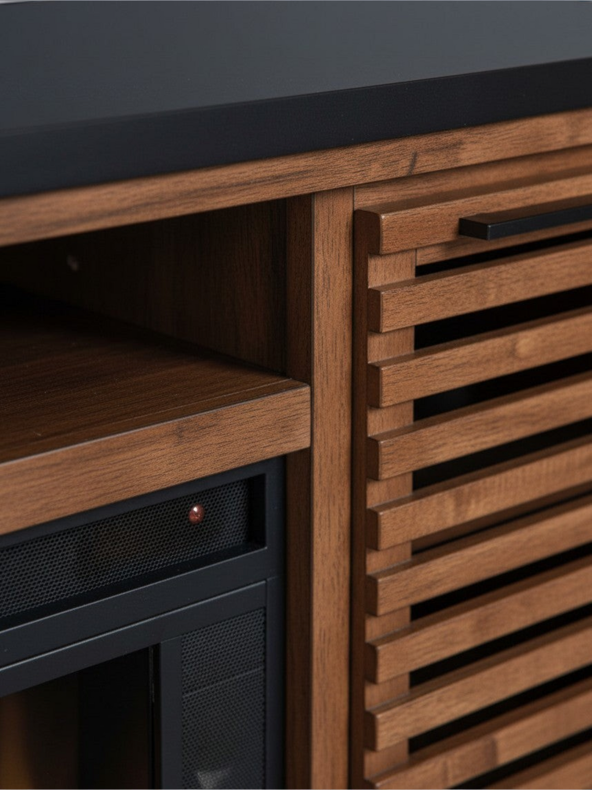 Détail du meuble télé TOCO Meubles Victor en bois brun avec portes à lattes et foyer électrique intégré