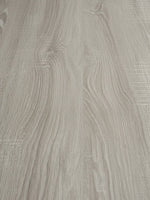Gros plan sur la texture en bois gris clair du meuble télé Quaro 60 pouces de TOCO Meubles