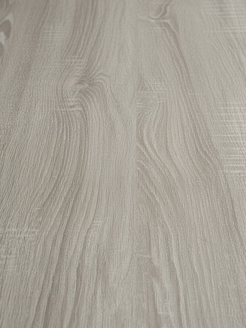 Gros plan sur la texture en bois gris clair du meuble télé Quaro 60 pouces de TOCO Meubles