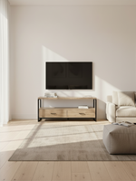 Meuble télé Yori 48 pouces par TOCO Meubles en bois clair avec structure en métal noir dans un salon moderne