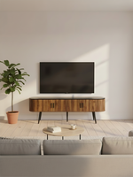 Meuble télé Vika TOCO Meubles en bois avec plateau noir et pieds effilés dans un salon moderne