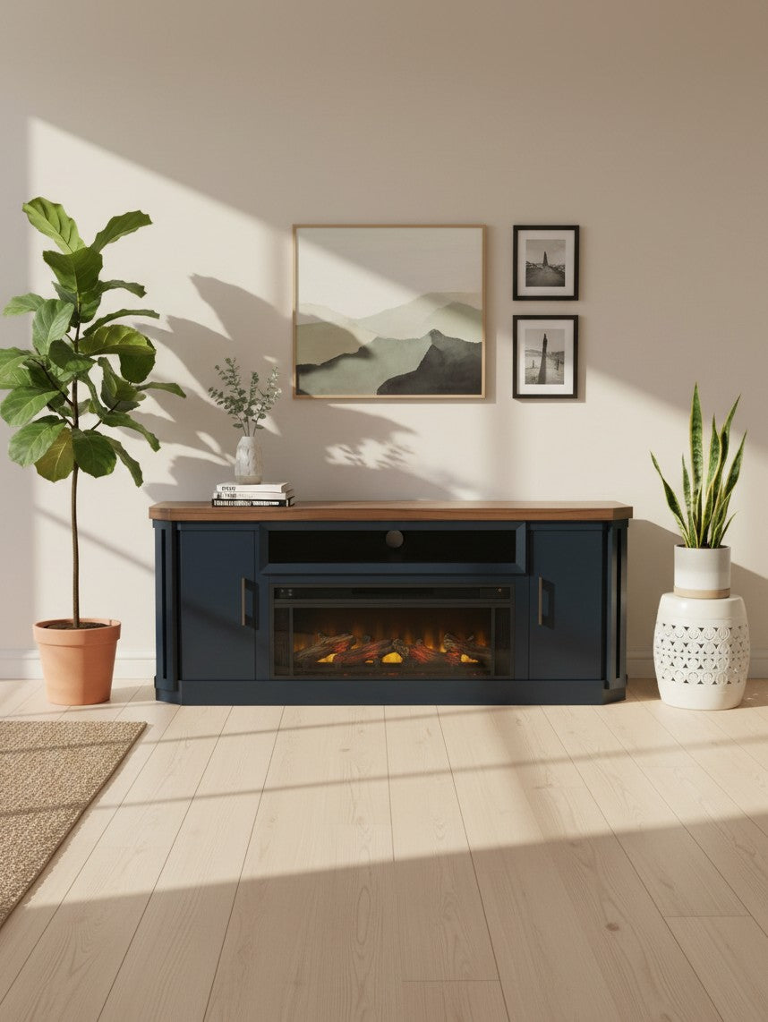 Meuble télé TOCO Meubles Léo 84 pouces bleu marine avec foyer électrique et dessus en bois naturel dans un salon