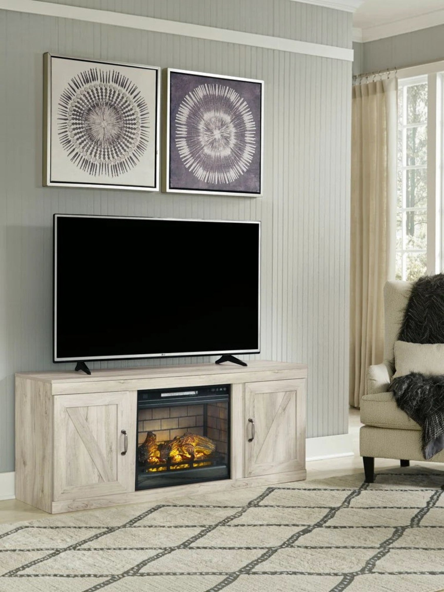 Meuble télé TOCO Meubles Bella 60 pouces en bois clair avec foyer électrique intégré et portes style grange