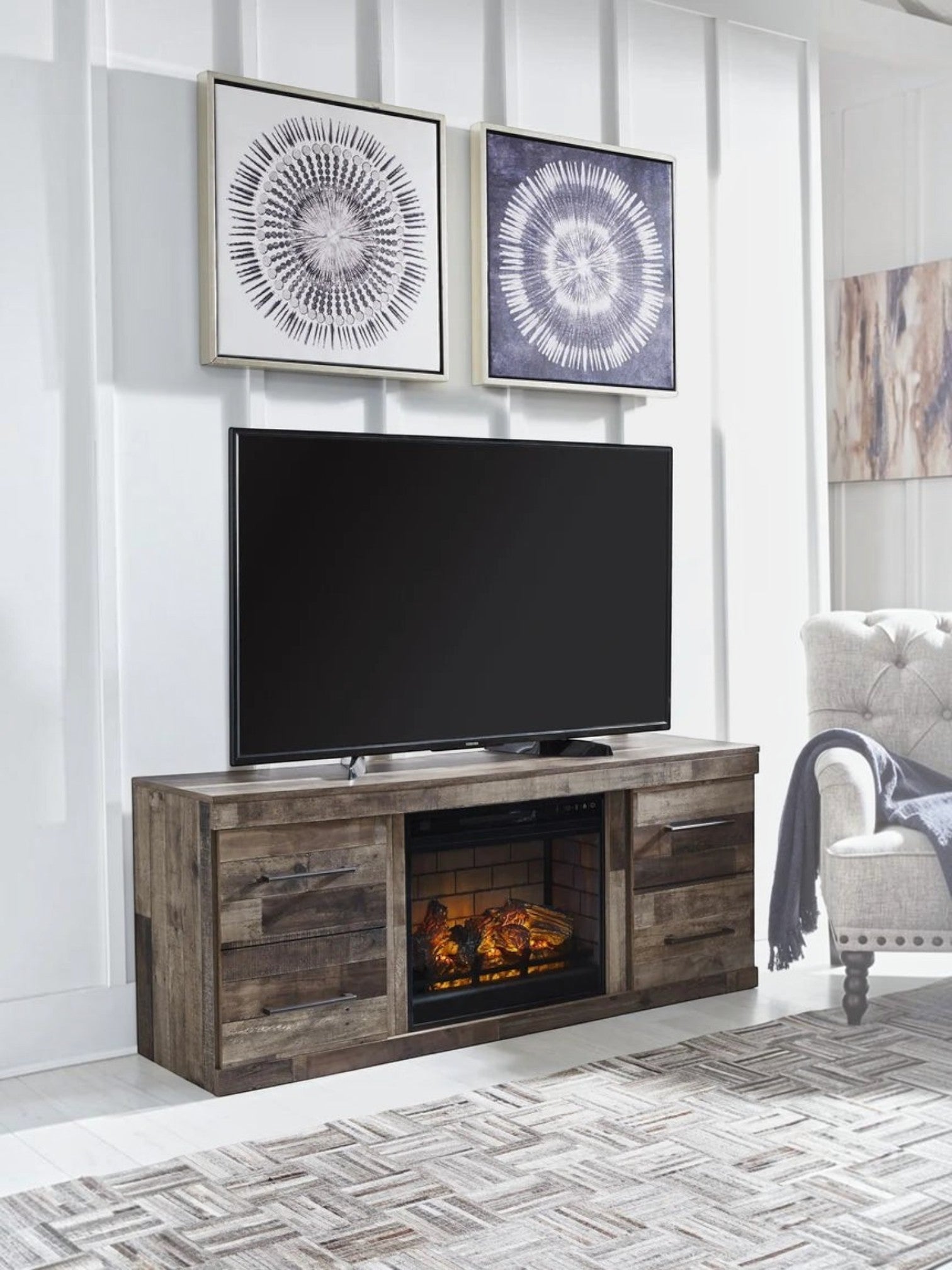 Meuble télé TOCO Meubles Derek 60 pouces en bois gris rustique avec foyer électrique intégré et tiroirs de rangement