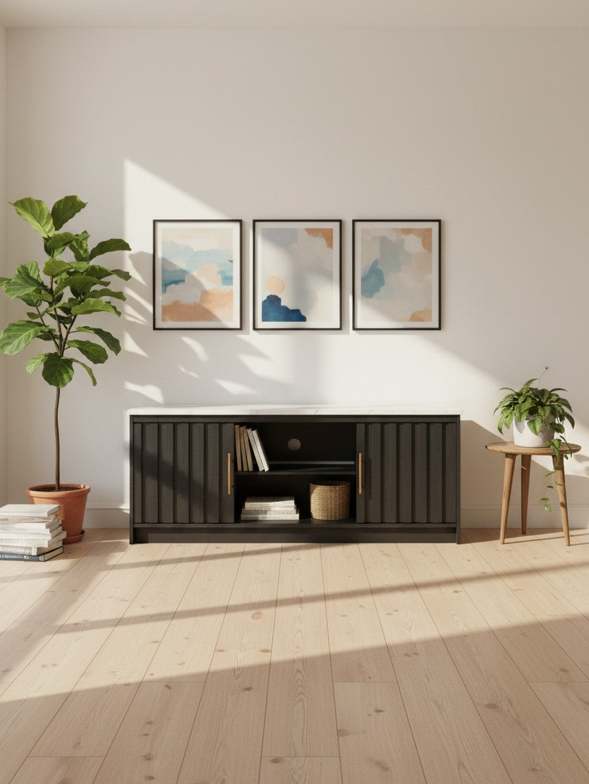 Meuble télé TOCO Meubles Mael 63 pouces noir avec portes texturées et dessus effet marbre dans un salon moderne