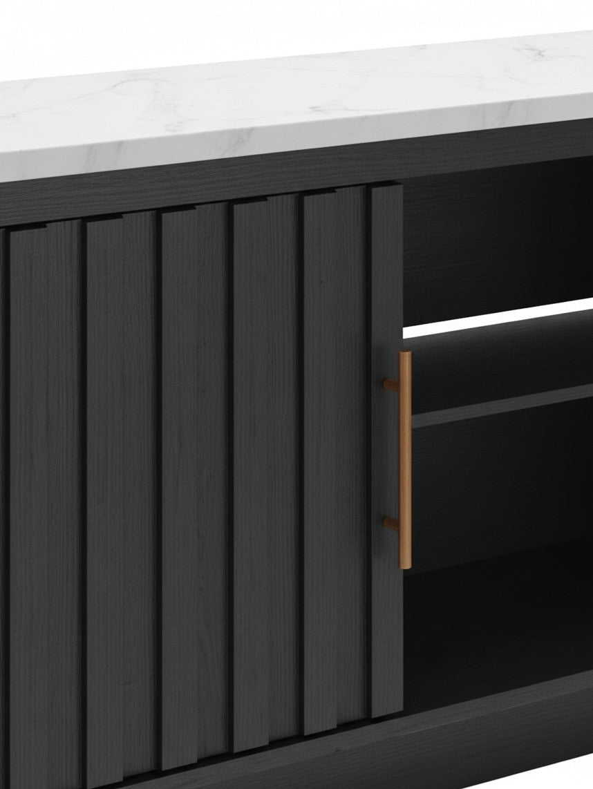Meuble télé TOCO Meubles Mael 63 pouces noir avec portes à lattes, poignée dorée et dessus effet marbre blanc