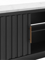 Meuble télé TOCO Meubles Mael 63 pouces noir avec portes à lattes, poignée dorée et dessus effet marbre blanc