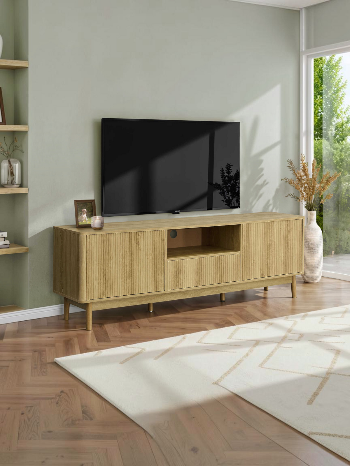 Meuble télé Olivia TOCO Meubles en bois clair avec portes striées et niche centrale dans un salon moderne