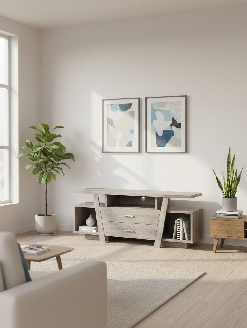 Meuble télé Quaro 60 pouces de TOCO Meubles en bois gris avec tiroirs et étagères dans un salon moderne lumineux.