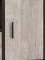 Détail de la porte du meuble télé Reko 48'' TOCO Meubles en bois gris clair avec poignée verticale foncée