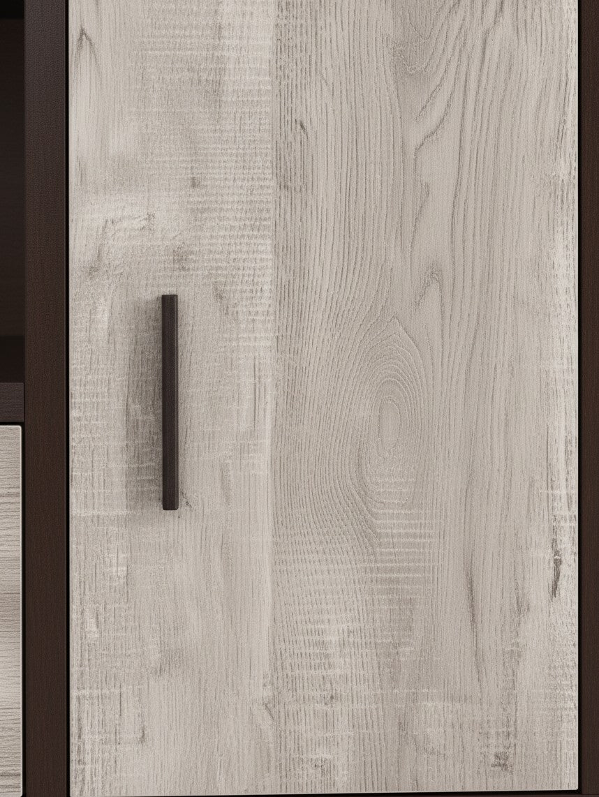 Détail de la porte du meuble télé Reko 48'' TOCO Meubles en bois gris clair avec poignée verticale foncée