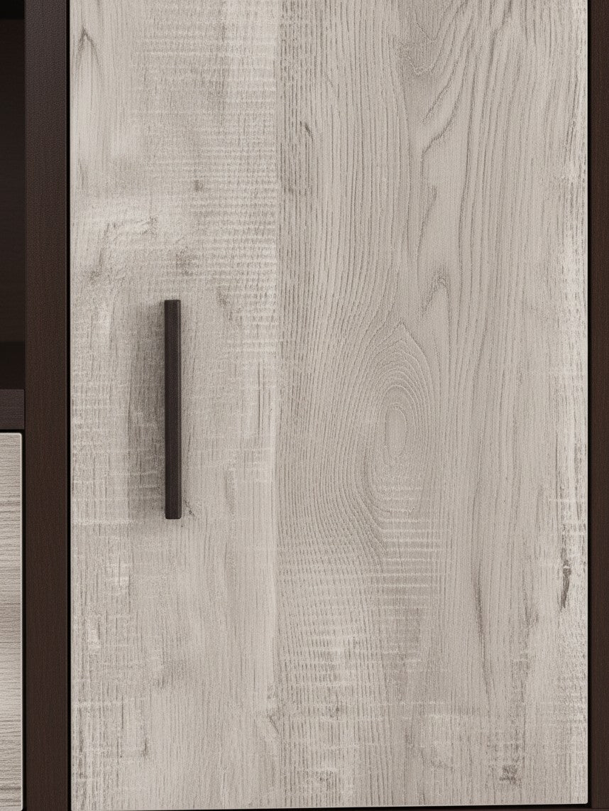 Gros plan sur la porte en bois gris clair texturé du meuble télé Reko 48'' de TOCO Meubles avec poignée noire