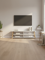 Meuble télé Velto 71 pouces blanc avec pieds en bois clair de TOCO Meubles dans un salon moderne et épuré