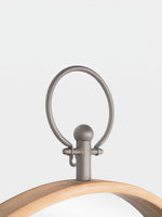 Détail du haut du miroir mural Hunter TOCO Meubles en bois et fer gris avec anneau décoratif style montre de poche