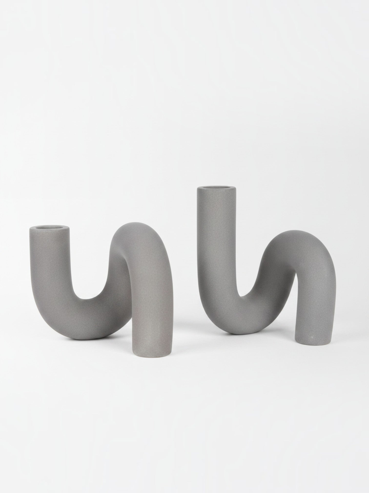 Deux objets décoratifs Kailas de TOCO Meubles en béton gris texturé aux formes courbes et contemporaines