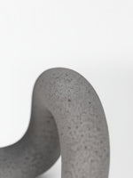 Objet décoratif TOCO Meubles Kailas en béton gris texturé avec finition résine, design organique et contemporain.