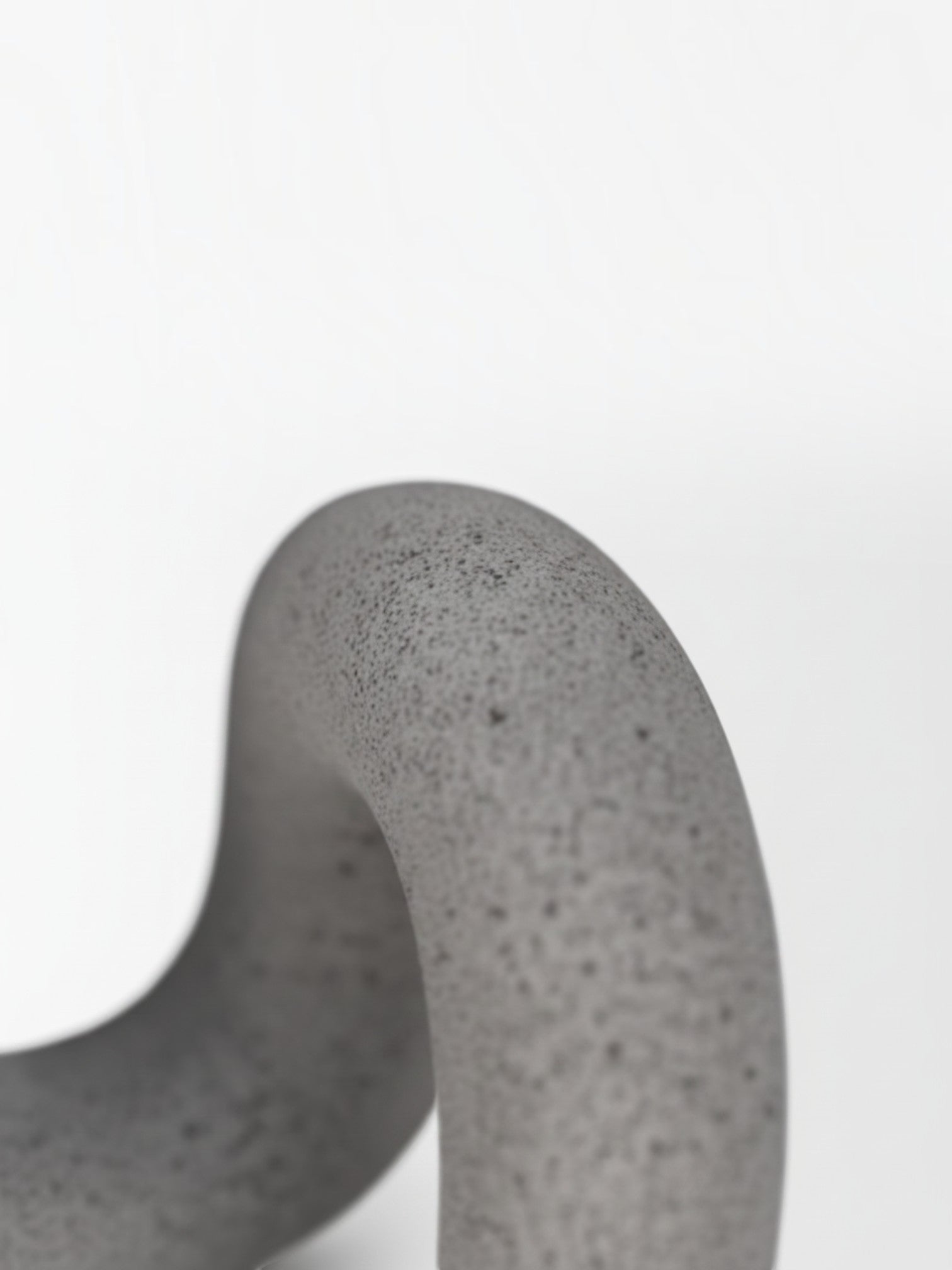 Objet décoratif TOCO Meubles Kailas en béton gris texturé avec finition résine, design organique et contemporain.