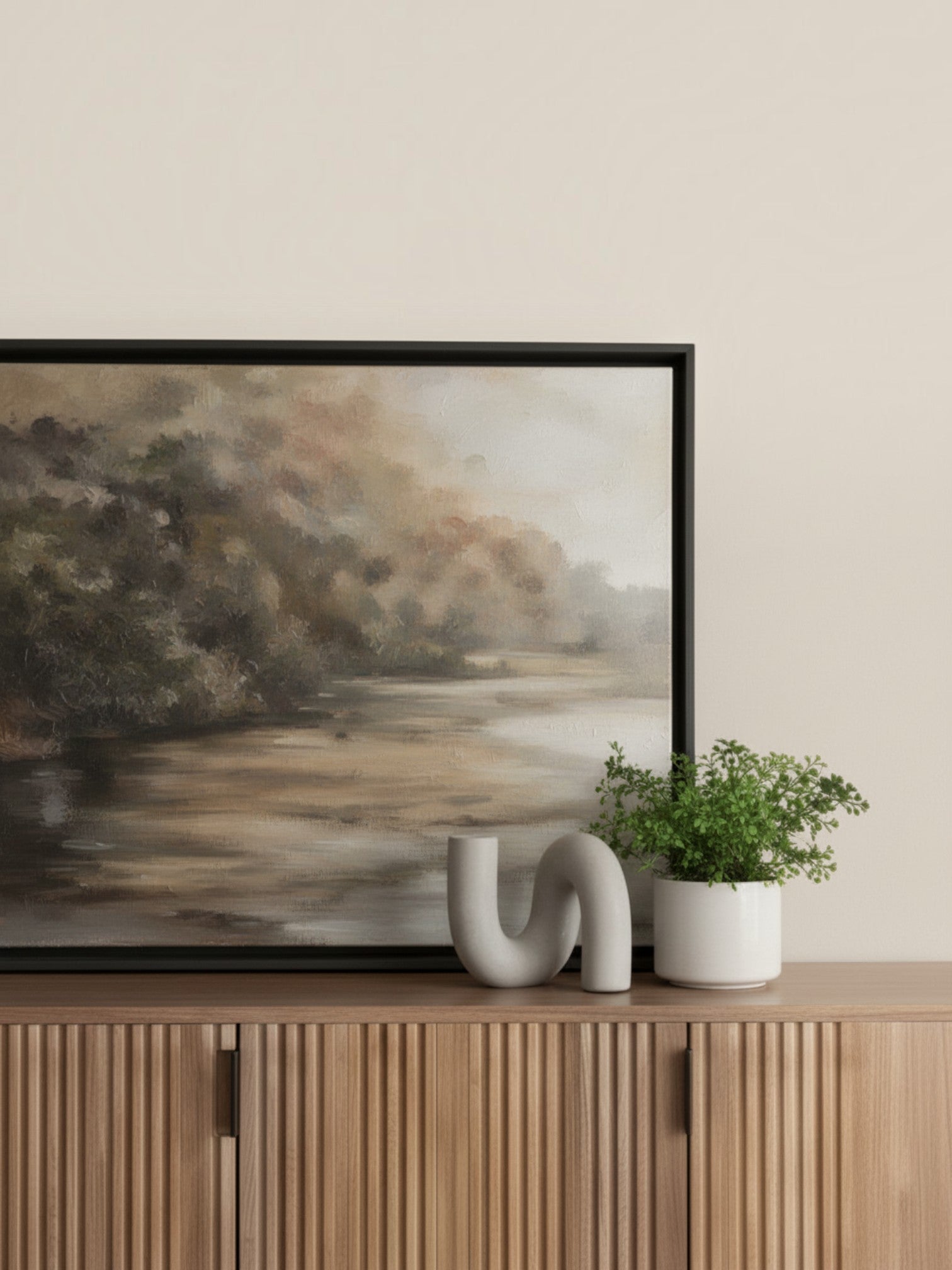 Objet décoratif Kailas en béton gris par TOCO Meubles posé sur un buffet en bois à côté d'une plante verte