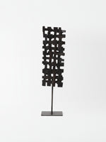 Objet décoratif rectangulaire gris Shaw II de TOCO Meubles au design géométrique ajouré sur pied