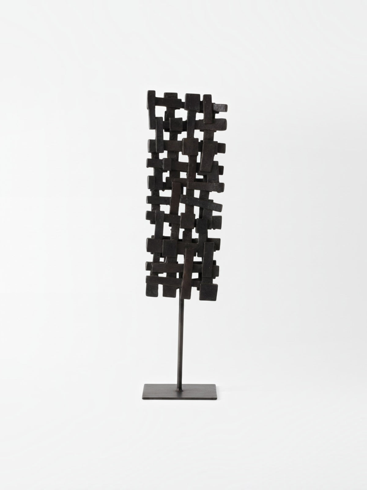Objet décoratif rectangulaire gris Shaw II de TOCO Meubles au design géométrique ajouré sur pied