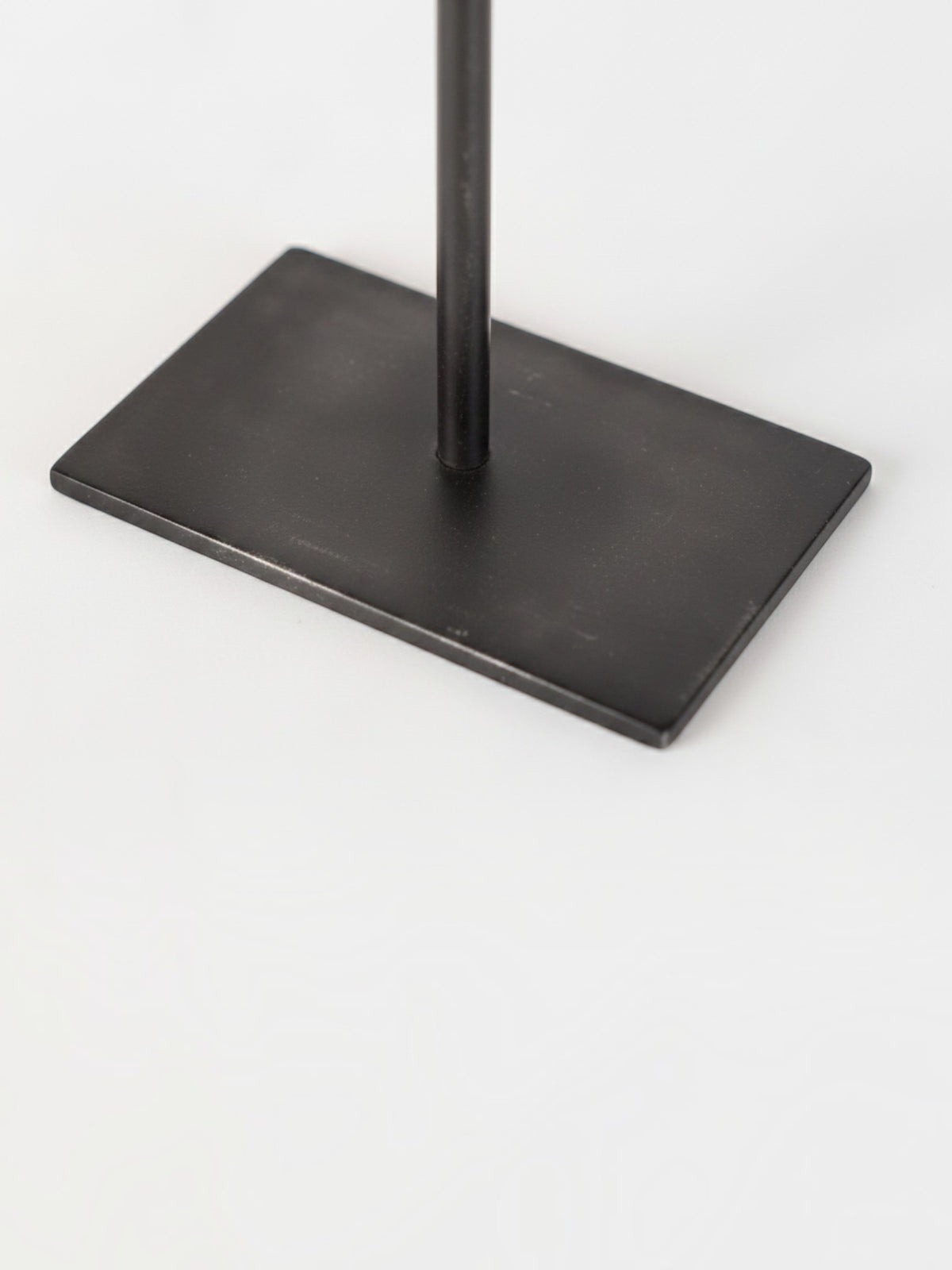 Base rectangulaire grise de l'objet décoratif TOCO Meubles Shaw II au design minimaliste et moderne