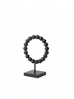 Objet décoratif TOCO Meubles Tulane en forme de cercle avec perles noires mates sur socle carré noir