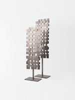 Objet décoratif rectangulaire TOCO Meubles Shaw II en métal gris composé de petits carrés assemblés sur socle