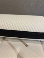 Oreiller Dreamwave Charcoal TOCO Meubles blanc avec bande latérale noire respirante et texture rayée