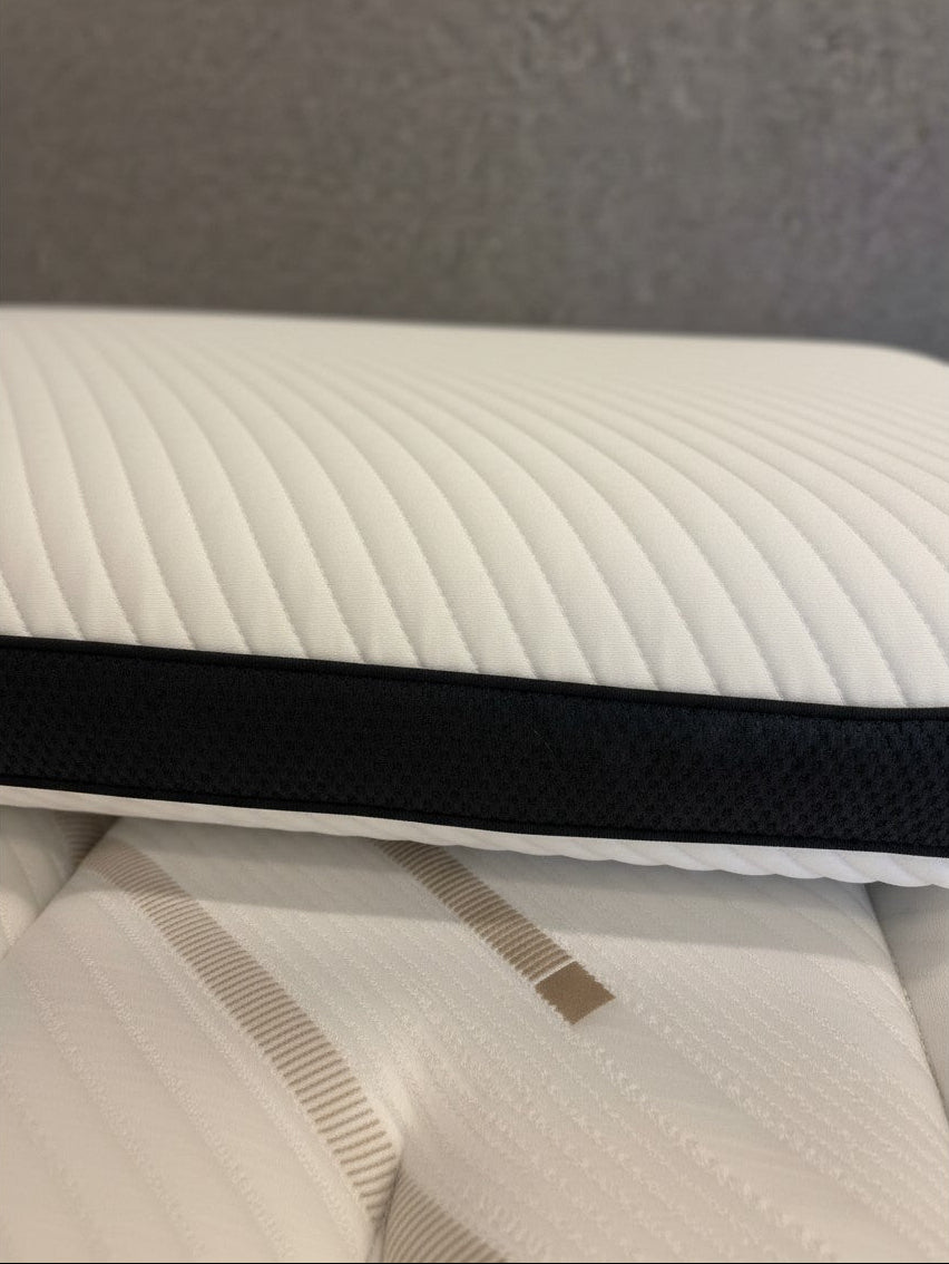 Oreiller Dreamwave Charcoal TOCO Meubles blanc avec bande latérale noire respirante et texture rayée